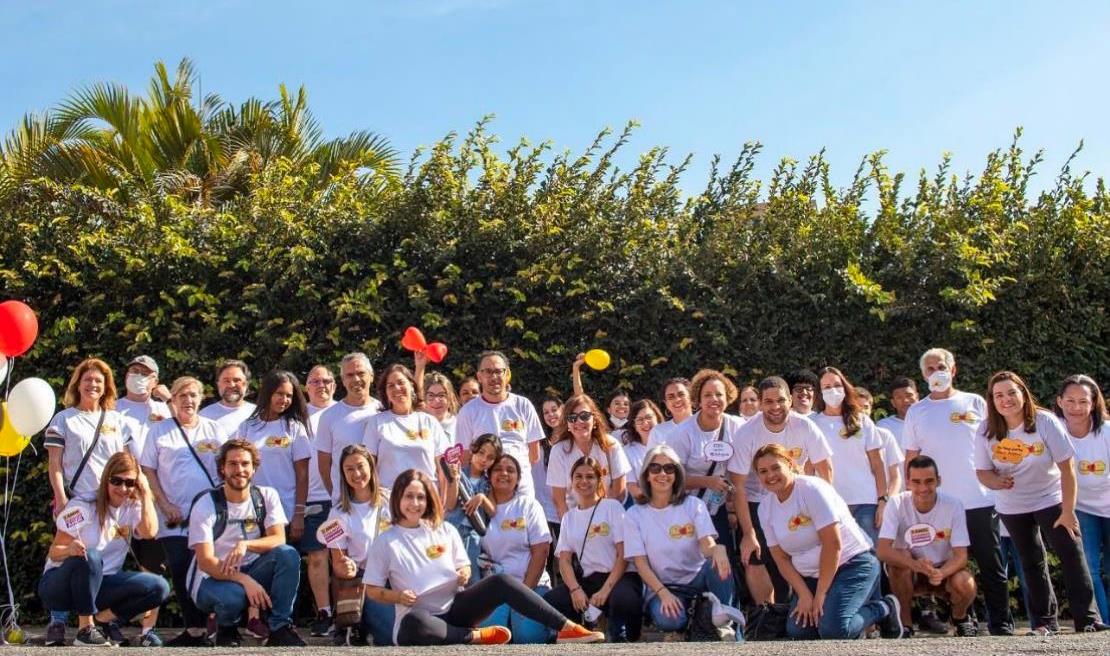 Voluntários do Amigos em Missão reunidos ao ar livre